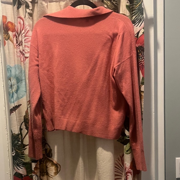 Intermix cashmere sweater, small knick. Nice rose pink color. - Picture 4 of 6
